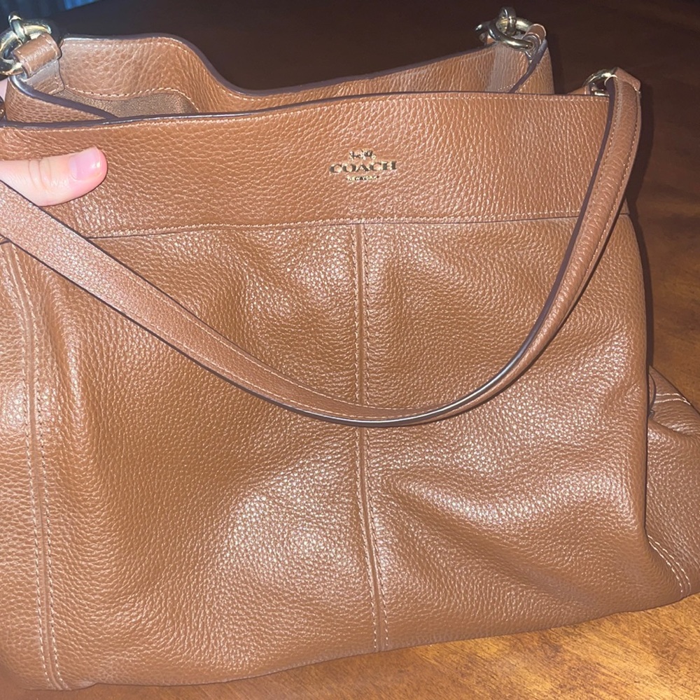 Hallie shoulder bag. Coach.